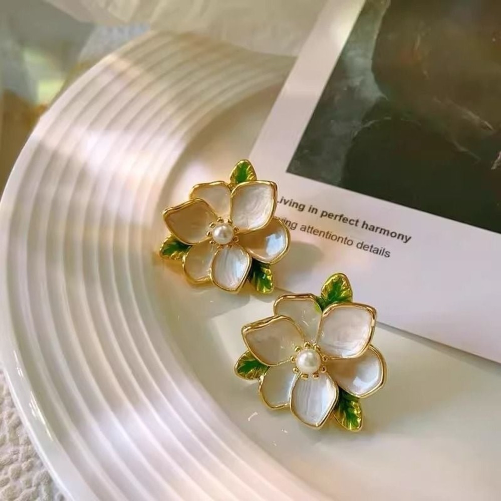 White Gardenia Flower Stud Earrings Gold Tone Enamel Pearl Floral Vintage style